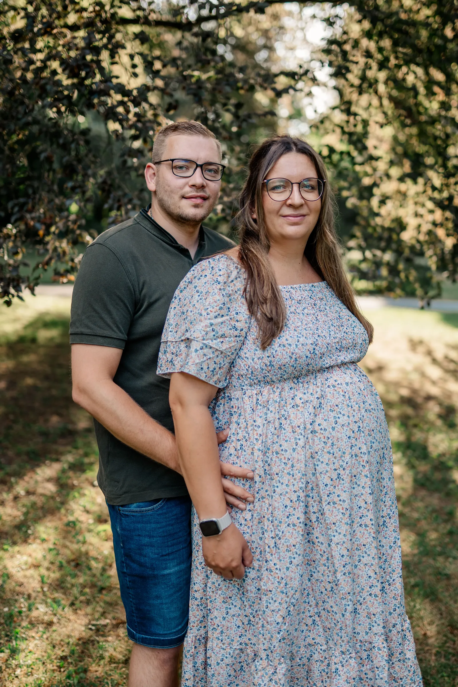 Paar mit Babybauch im Park