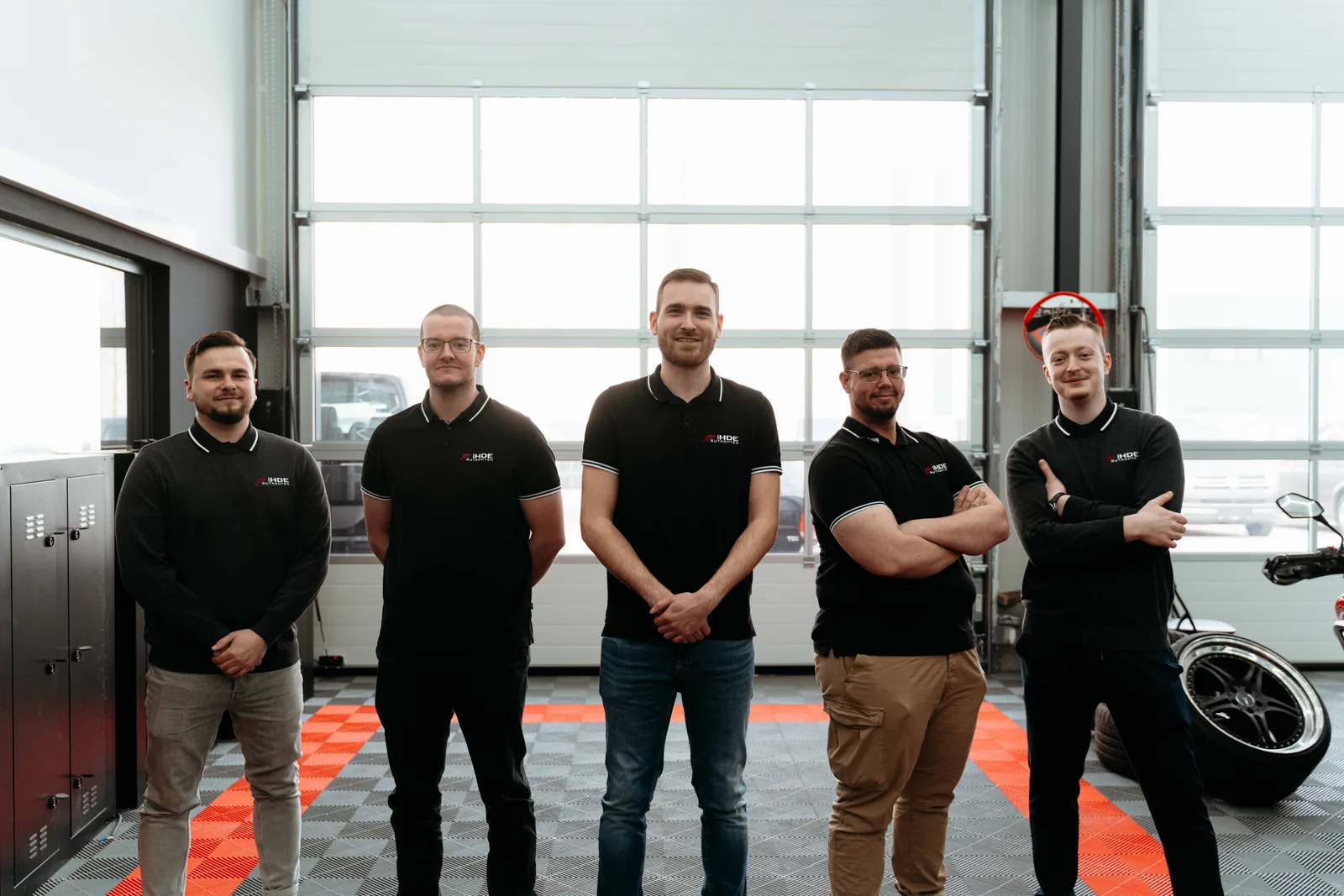 Team eines Autohauses in der Werkstatt