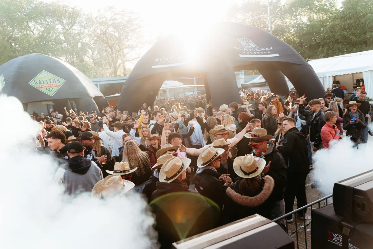 Festivalpublikum vor einer beleuchteten Bühne